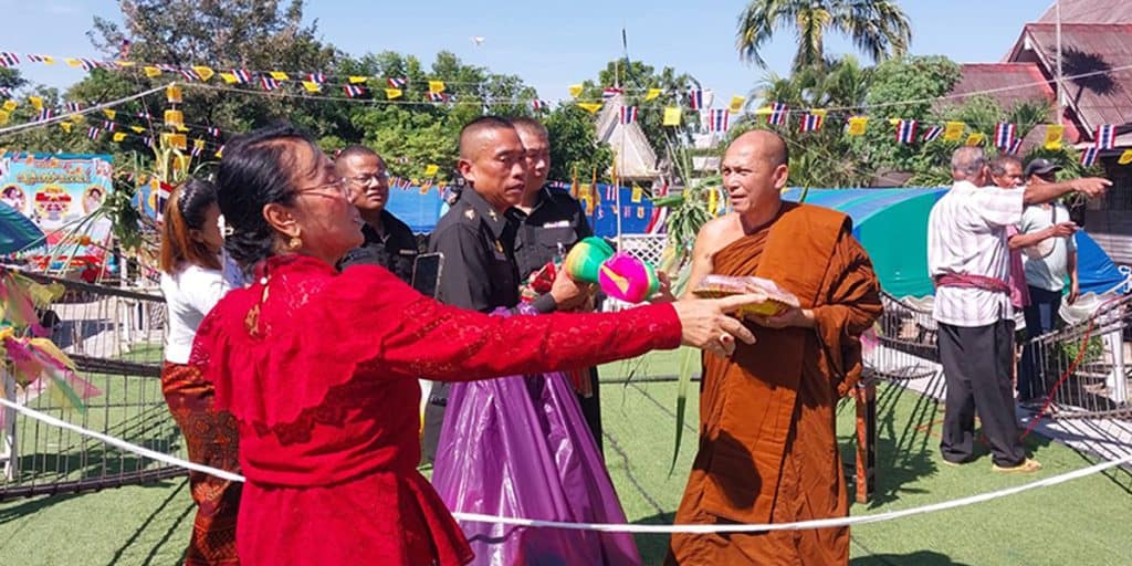 พิธียกเสาค้ำดวงเศรษฐี 9 ต้น ใบโพธิ์ตกใส่หัว