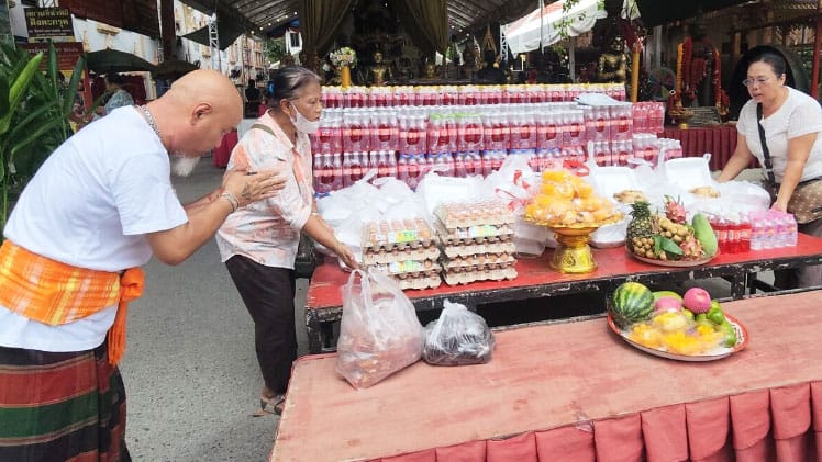 หลวงพ่อรวย บันดาลโชค